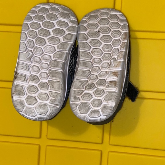 Nike Kids Black and White Mesh Velcro Sneakers toddler size 7 - Picture 6 of 6